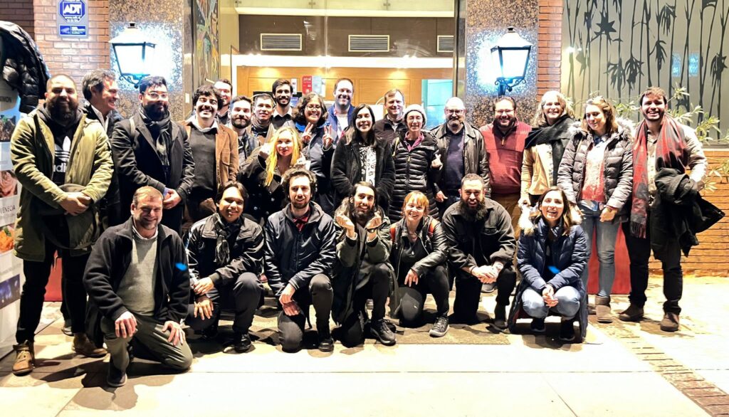 Los y las participantes del seminario posan en grupo en una de las actividades extraprogramáticas del evento
