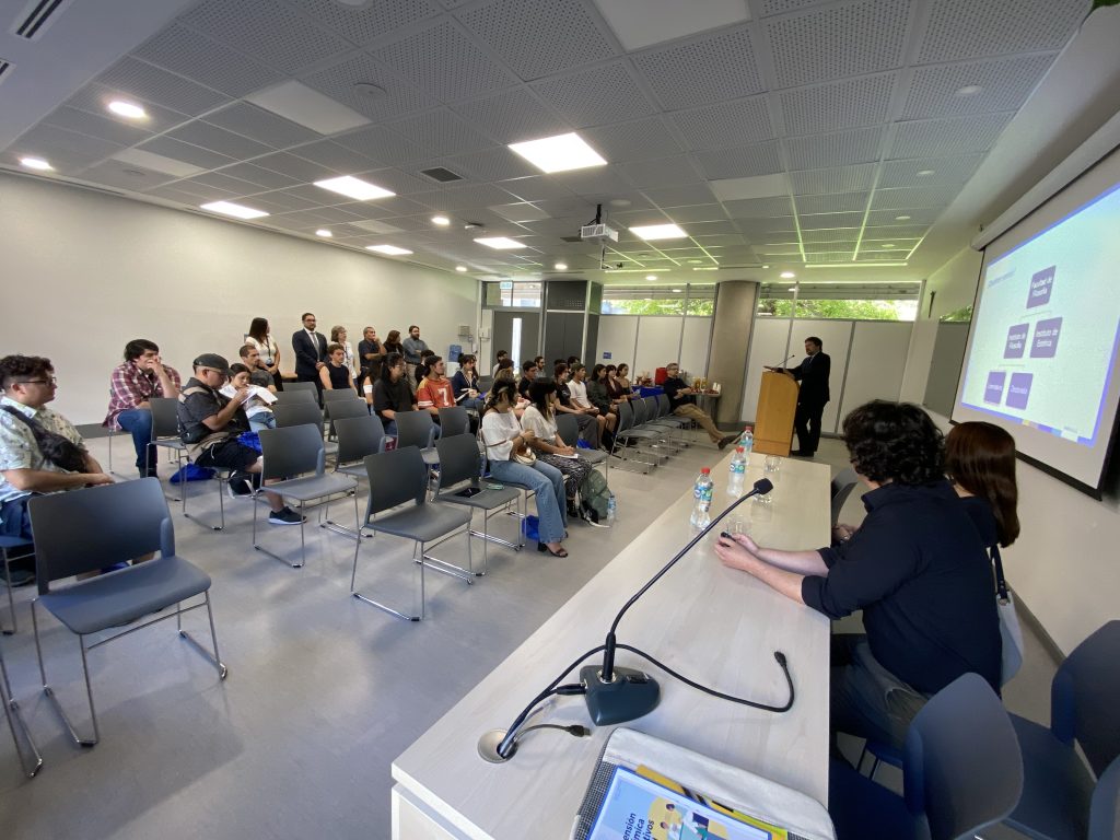 El decano y los directores están en el auditorio del Instituto junto a los alumnos recién llegados.