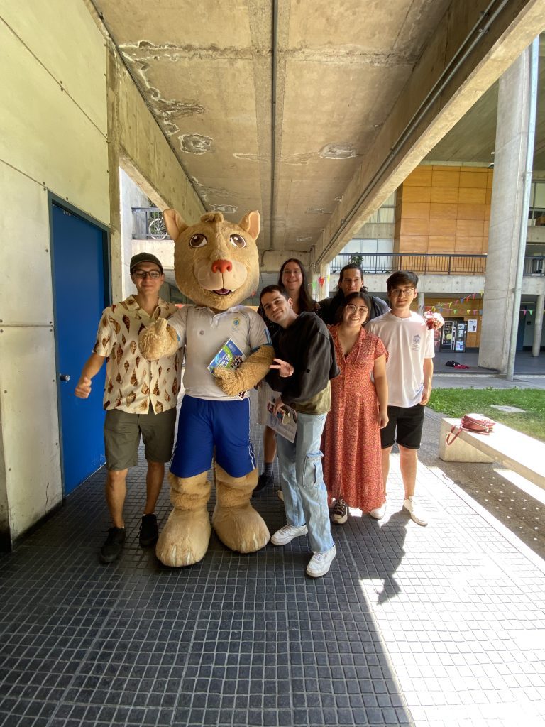 En la foto aparece Pangui, la mascota de la Universidad Católica, junto a miembros de la directiva del Centro de Estudiantes de Filosofía UC