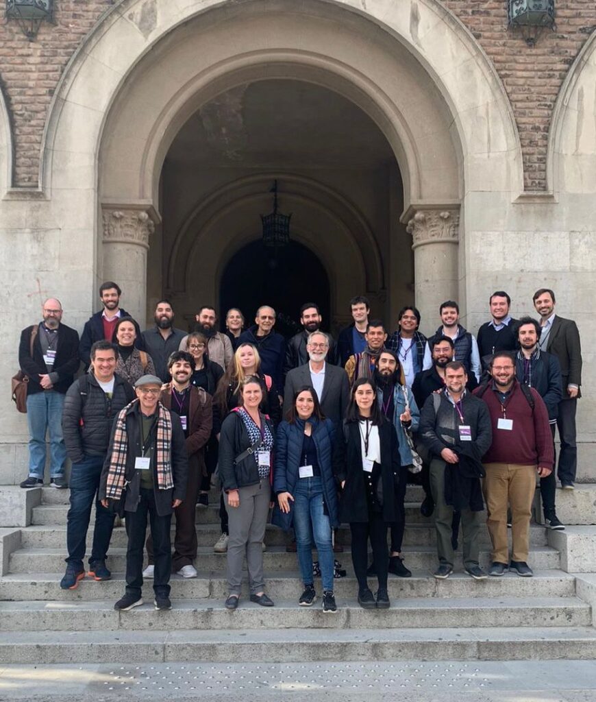 Los y las participanes posan en las escaleras, a las afueras del Campus Oriente, donde se realizó el seminario