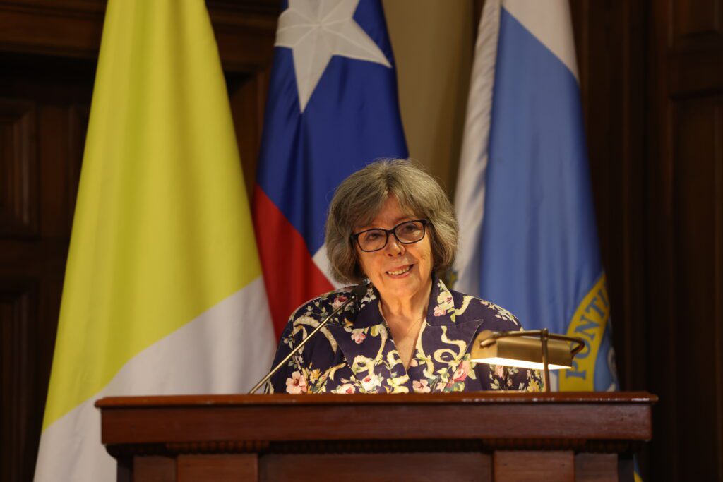 La académica Ana María Vicuña presenta su libro "Buscando el reino de Dios" en la Casa Central de la Pontificia Universidad Católica de Chile.